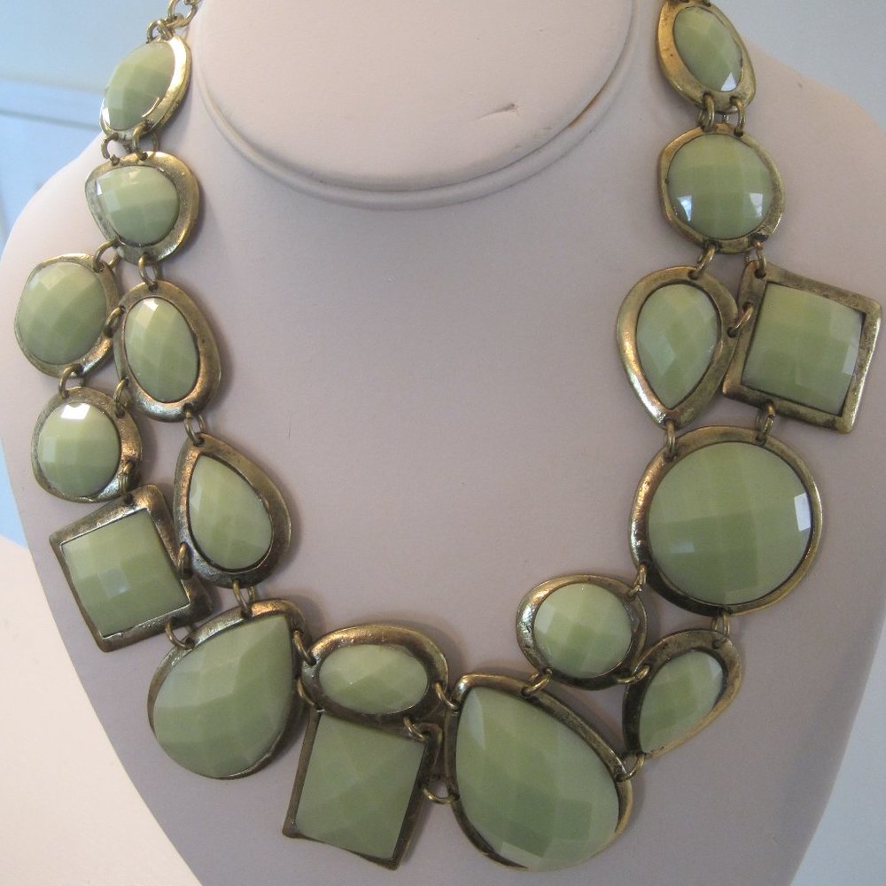 SIMPLE ADDICTION SEAFOAM GREEN ANTIQUE GOLD STATEMENT NECKLACE